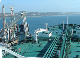 640px-Tanker_unloading_crude_oil.jpg