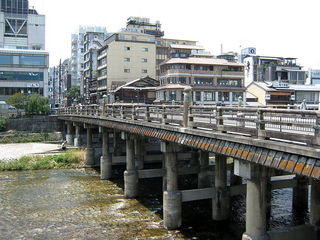 800px-Sanjo6890.jpg