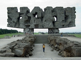 640px-Alians_PL_Obchody_64_rocznicy_likwidacji_KL_Majdanek_23_07_2008,P7230064.jpg