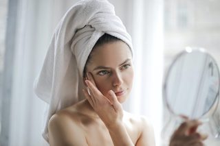 tender-woman-after-shower-examining-skin-with-mirror-3754678-1024x683.jpg