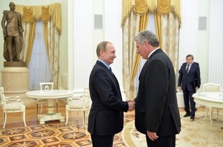 Diaz-Canel-saluda-a-Putin.jpg