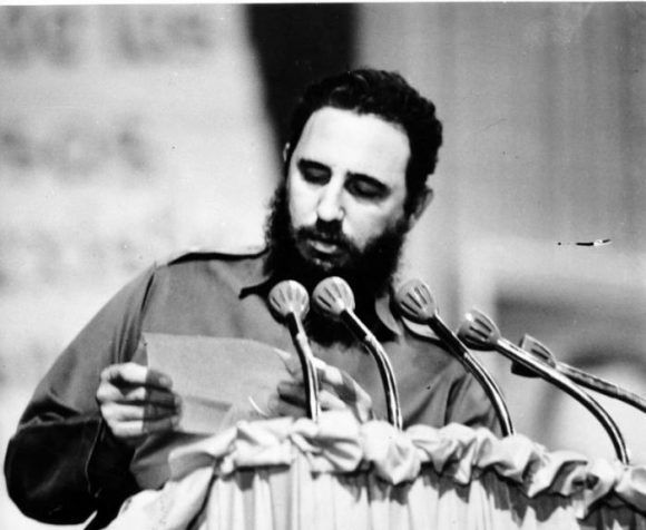 Fidel-lee-la-carta-de-despedida-del-Che.jpg