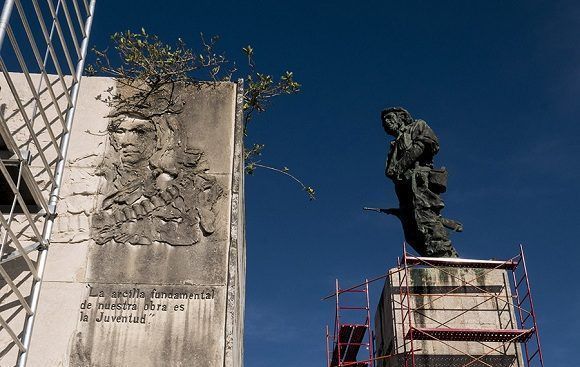 Tribuna del Complejo Escultórico Ernesto Guevara-2.jpg