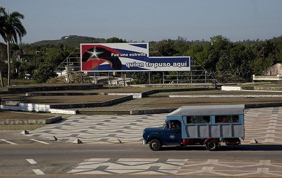 Tribuna del Complejo Escultórico Ernesto Guevara-5.jpg