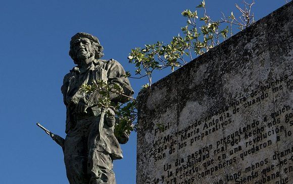 Tribuna del Complejo Escultórico Ernesto Guevara-6.jpg