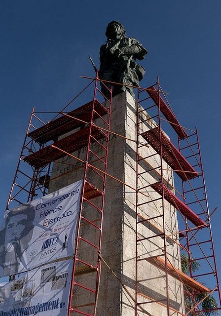 Tribuna del Complejo Escultórico Ernesto Guevara.jpg