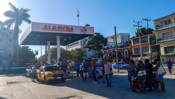 cola-gasolinera-lahabana-cuba.jpg