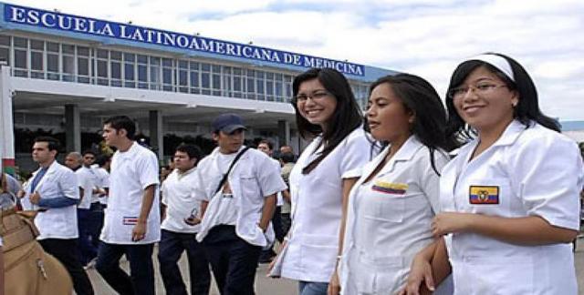 fidel-castro-medicos-graduacion.jpg