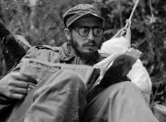 fidel_leyendo_en_la_sierra_maestra_1957.jpg