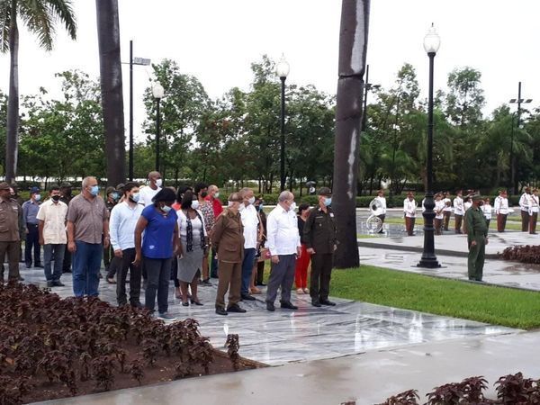 homenaje-fidel-cementerio2.jpg