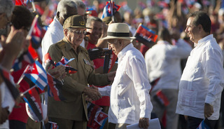 jose-ramon-machado-ventura-y-raul-castro-luz20160726.jpg