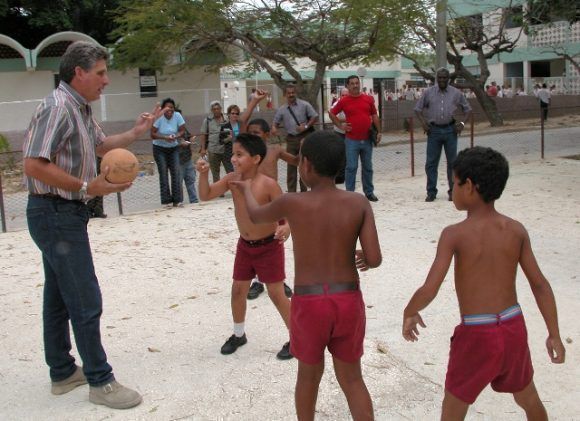 niños-cubanos-con-diascanel-en-holguin.jpg