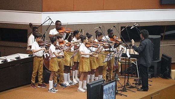 niños-cubanos-orquesta-camerata-romeu.jpg