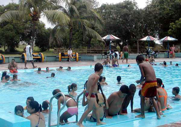 ninos-jugando-en-una-piscina-cuba.JPG