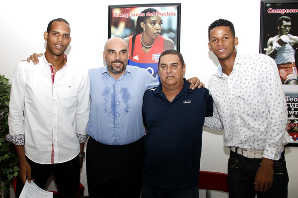 voleibol-Javier Jiménez-Osniel Mergarejo-contrato.jpg