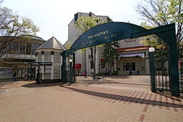 300px-Takarazuka_grand_theater04s3200.jpg